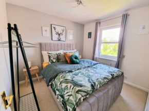 Homely 3-Bed House with Free Parking
